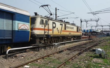 Breaking: Bihar Sampark Kranti Express from Delhi Receives Bomb Threat, Search Underway in Gonda