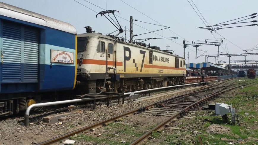 Breaking: Bihar Sampark Kranti Express from Delhi Receives Bomb Threat, Search Underway in Gonda